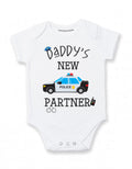 Daiichiban Designs Baby Bodysuit “Daddy’s New Partner” – Cute Police-Themed Infant One-Piece – Law Enforcement Baby Gift