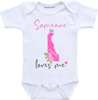 Daiichiban Designs Someone in Delaware loves me baby clothes infant creeper State customized gifts for babies