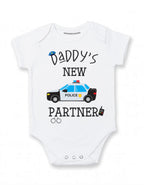 Daiichiban Designs Baby Bodysuit “Daddy’s New Partner” – Cute Police-Themed Infant One-Piece – Law Enforcement Baby Gift